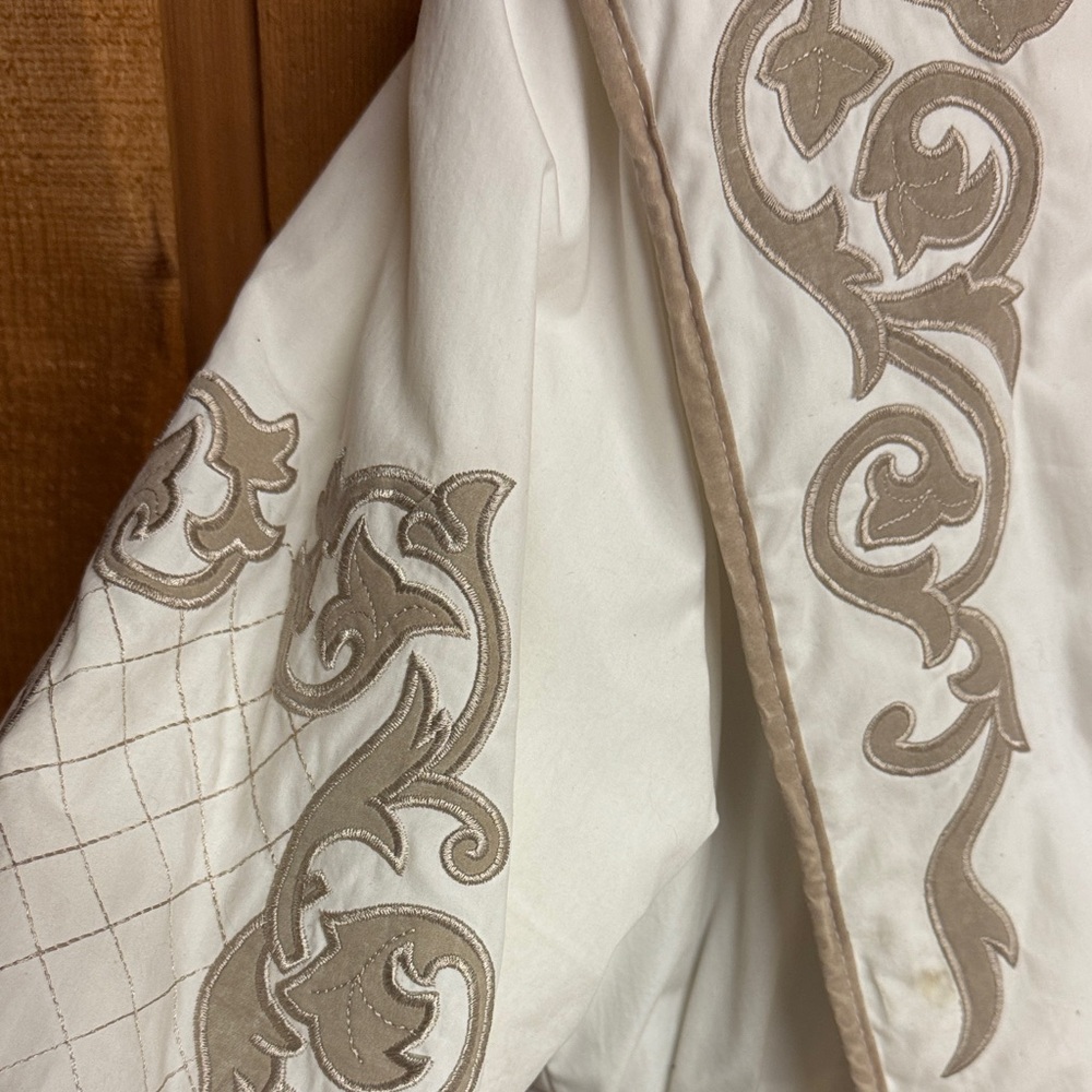 VINTAGE!!! Women's Embroidered Cream Jacket with Zip Front - Picture 3 of 5